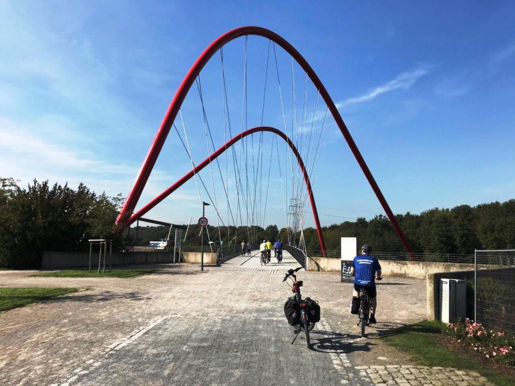 Rote Doppelbogenbrücke über den Rhein-Herne Kanal